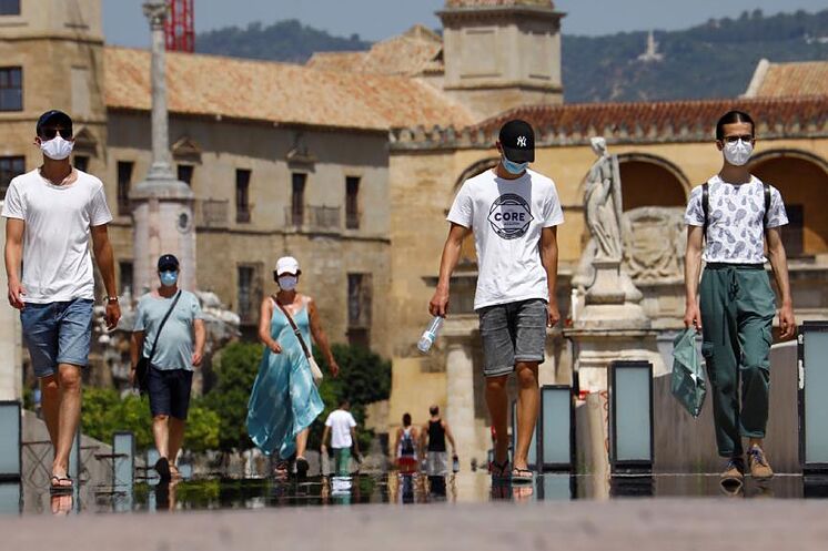 Plusieurs personnes passent par le pont romain, en C