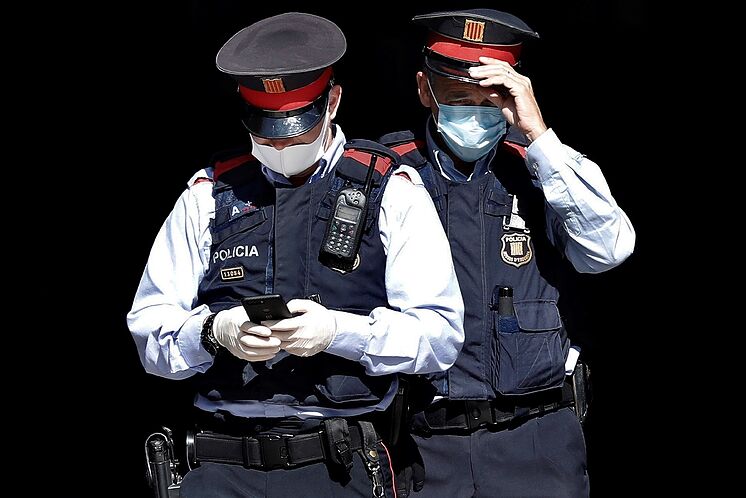 Deux agents des Mossos d & apos; Esquadra.