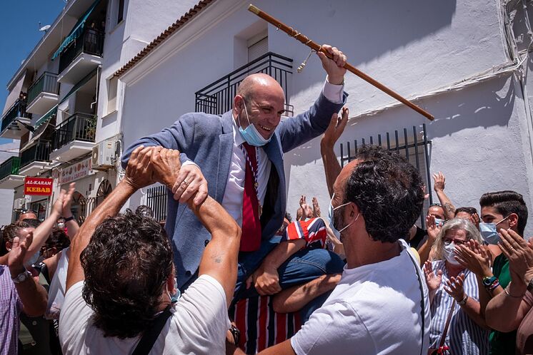 Le socialiste Alexis Landero célèbre sur les épaules de ses voisins ayant ...