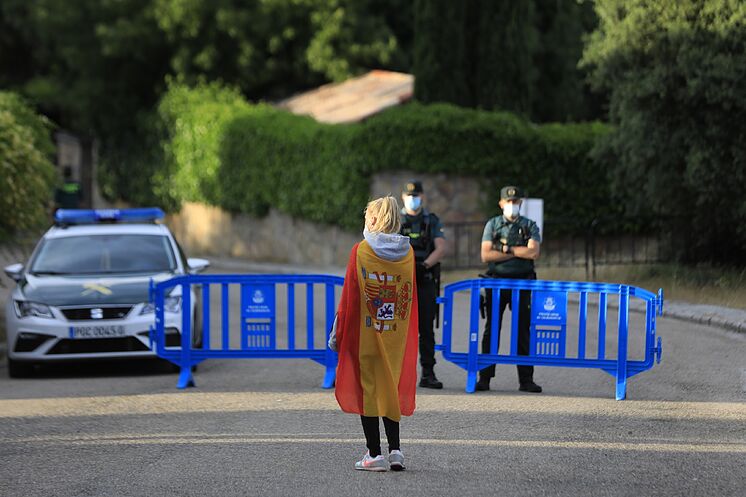 Une femme proteste auprès des gardes civils qui gardent la maison ...