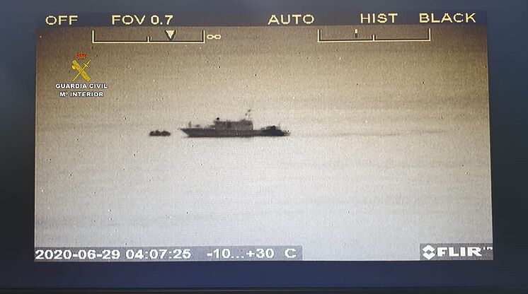 Un patrouilleur de la Garde civile interceptant l'un des bateaux dans ...