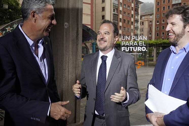 Iturgaiz plaisante avec Garcia Albiol et Luis Gordillo lors de la ...