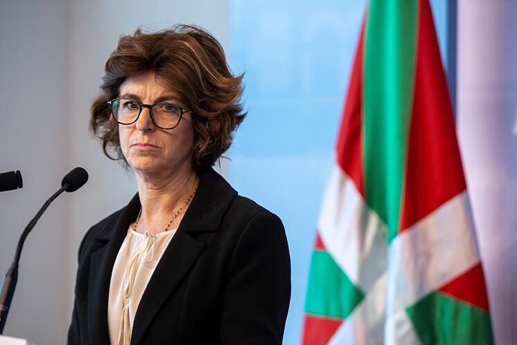 Le ministre basque de la Santé, Nekane Murga, au volant du barrage de ...