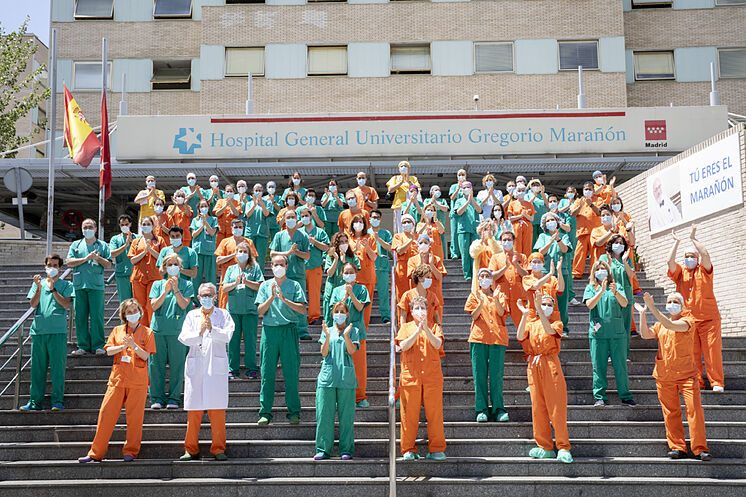 Les toilettes applaudissent à la porte principale de l'hôpital Gregorio ...