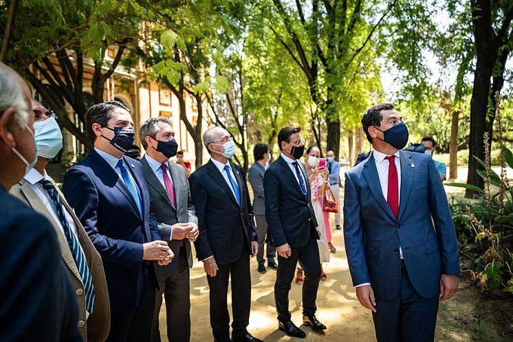 La présidente du conseil, Juanma Moreno, ce lundi dans les jardins ...