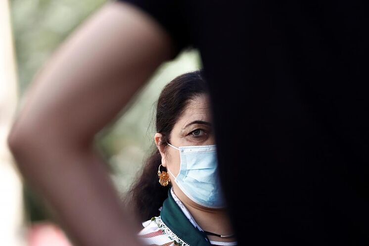 Une femme avec un masque dans le centre de Madrid.