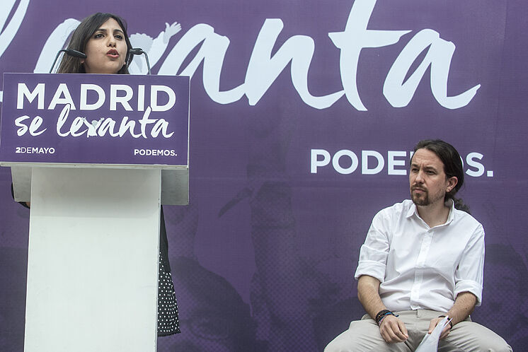 Dina Bousselham et Pablo Iglesias, lors d'un événement de Podemos tenu à ...