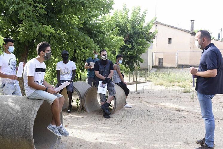 Des jeunes et un moniteur de la Fondation REIR.