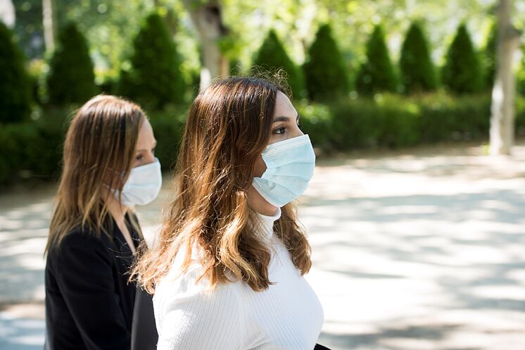 L'ancienne conseillère Podemos Dina Bousselham, avec l'avocat Marta Flor.