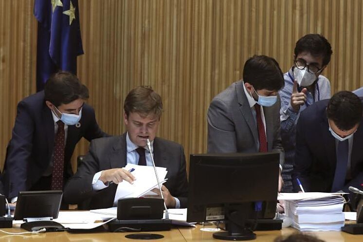 Les membres des groupes organisent les amendements aux moments précédents ...