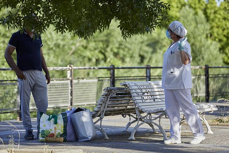 Un agent de santé parle à une personne affectée par Covid-19 à Fraga (Huesca) ...