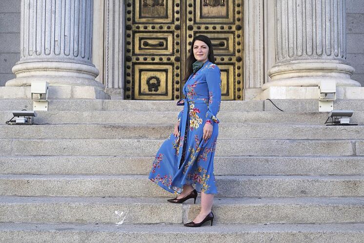 Vox député Macarena Olona, ​​aux portes du Congrès.