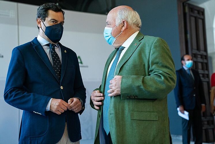 Juanma Moreno et le conseiller Aguirre.