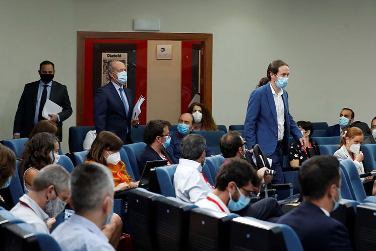 Le deuxième vice-président du gouvernement, Pablo Iglesias, suivi de ...