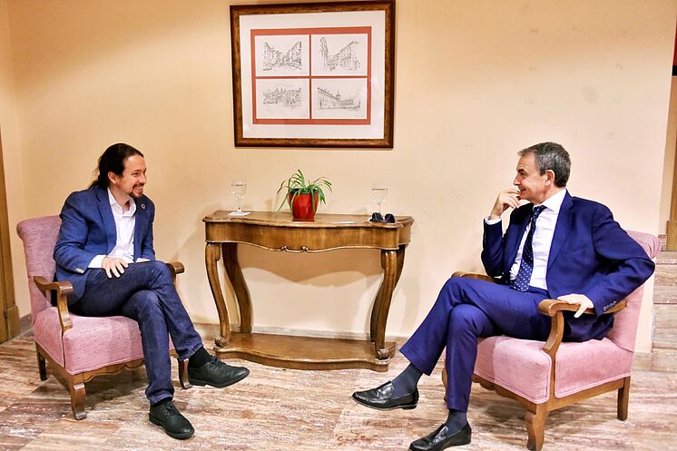 L'ancien Premier ministre, José Luis Rodríguez Zapatero (à droite), ...