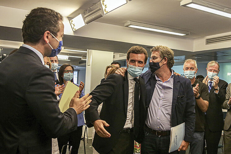 Le président du PP, Pablo Casado (centre), a embrassé le président ...