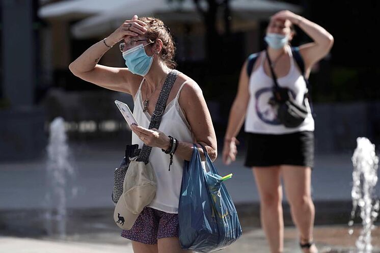 Deux femmes marchent dans une rue en C