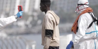 Deux cents immigrants arrivent en bateau sur les côtes espagnoles