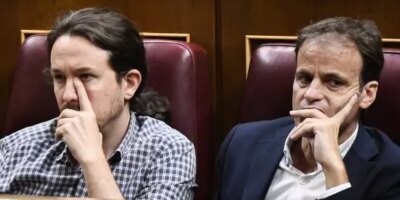 Podemos dénonce son harcèlement au Monarqua en demandant à Felipe VI d'expliquer la marche de son père au Congrès