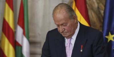 75 anciens hauts fonctionnaires du PSOE, du PP et de l'UCD défendent la présomption d'innocence de Juan Carlos I et son héritage politique