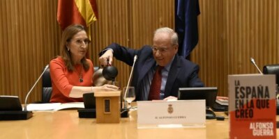 Alfonso Guerra rejette la "chasse" contre Juan Carlos I et dénonce les populistes pour leur "attaque contre la Constitution"