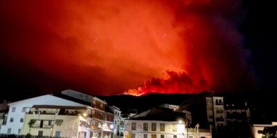 Un grand incendie intentionnel et incontrôlé ravage les régions d'El Jerte et de La Vera à Cceres
