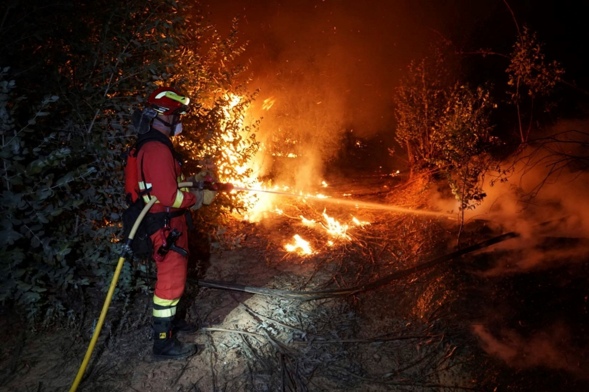 Le pompier tente d'éteindre les flammes de l'incendie de l'Almonaster la Real.
