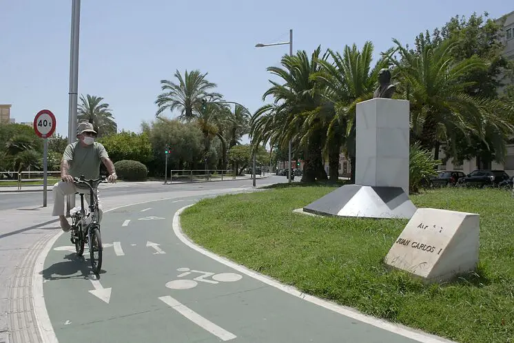 Un cycliste passe par l'Avenida Juan Carlos I de C