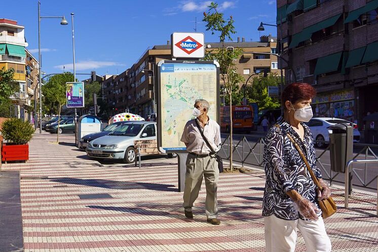 Deux personnes âgées traversent une rue de la municipalité d'Alcobendas ...