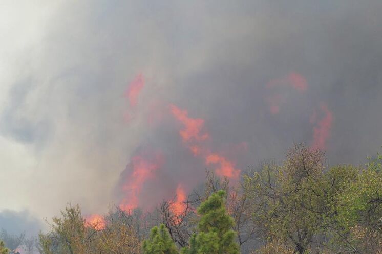 Les flammes près de la ville de Garaf