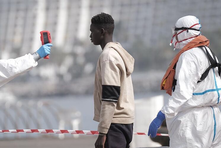 Une toilette prend la température d'un immigrant secouru à Gran ...
