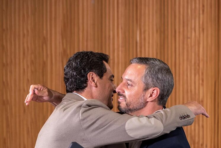 Juanma Moreno embrasse le ministre des Finances, Juan Bravo, dans un acte ...