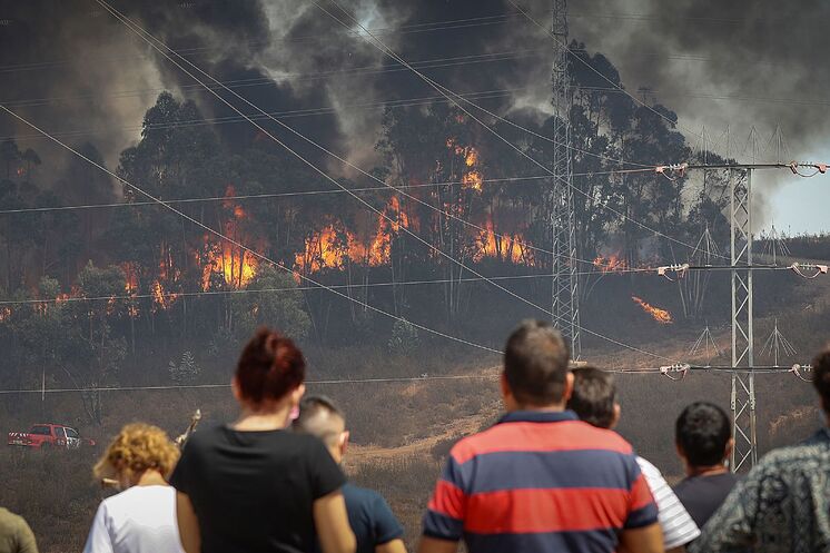 Les voisins de Valverde del Camino observent les travaux d'extinction