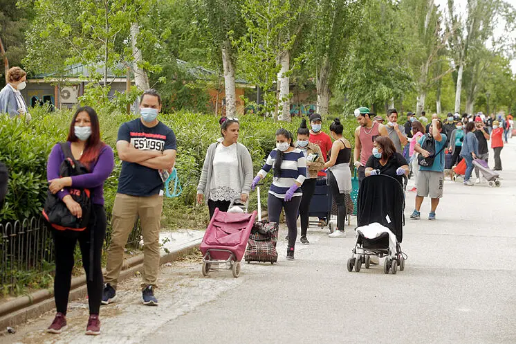 Les citoyens font la queue pendant la pandémie pour collecter de la ...
