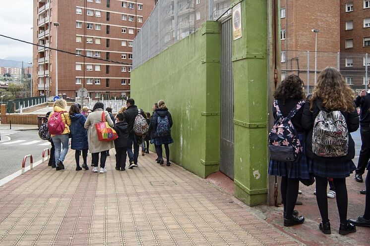 Un groupe d'élèves a quitté son école en mars dernier ...