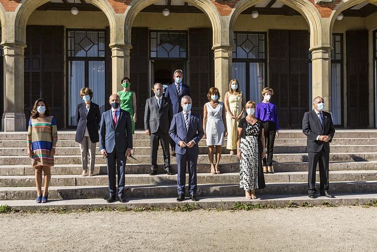Urkulu avec son gouvernement par intérim pose sur les escaliers d'accès au ...