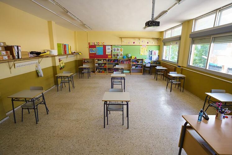 Une salle de classe avec des tables séparées à Torrejón.