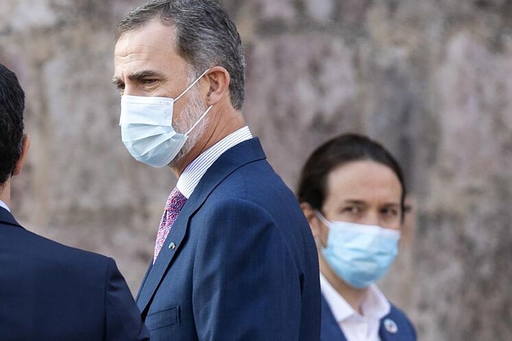 Pablo Iglesias observe le roi Felipe VI lors de la récente conférence du ...