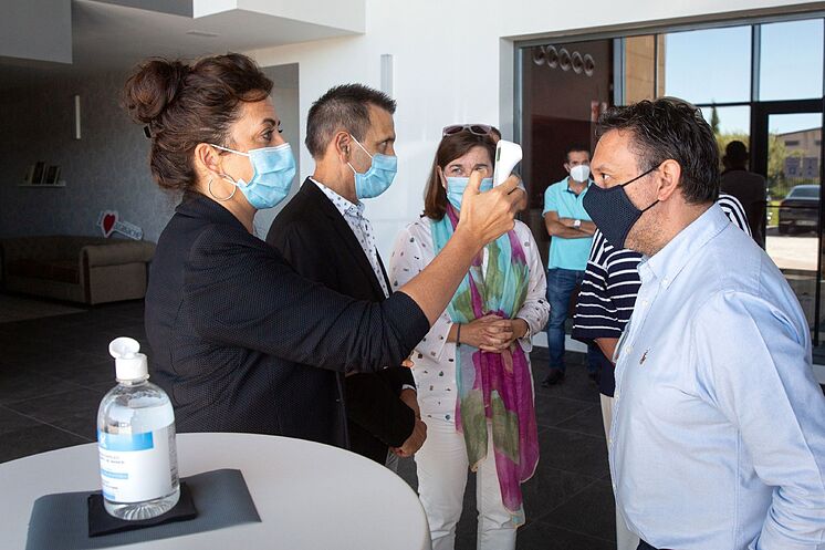 La présidente du gouvernement de La Rioja, Concha Andreu (à gauche), prend la ...