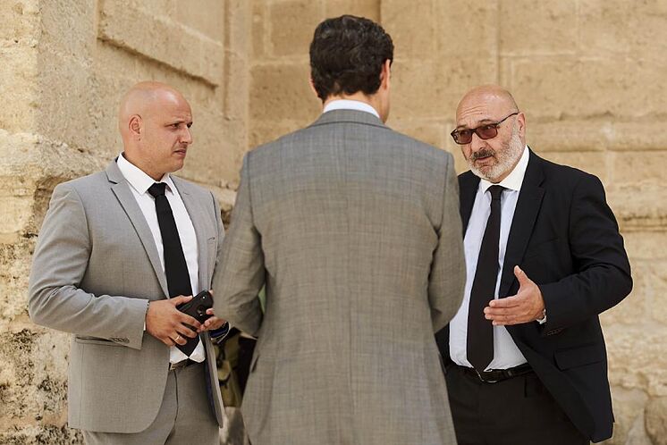 Le président du conseil d'administration, Juanma Moreno, avec le porte-parole de Vox, ...