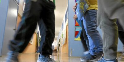 Regrouper des élèves de différents cours de maternelle ou de primaire dans une salle de classe: frein ou incitation pédagogique?