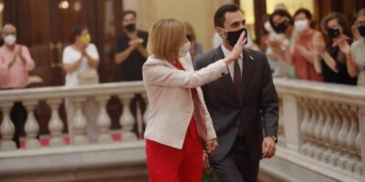Carme Forcadell revient au Parlement avec les honneurs en profitant du troisième degré