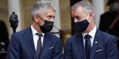 Marlaska, reléguée par Urkullu à Gernika, finit par s'asseoir devant Otegi