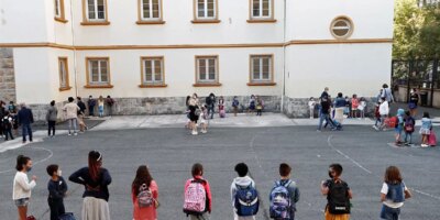 Huit millions d'élèves retournent à l'école dans la peur