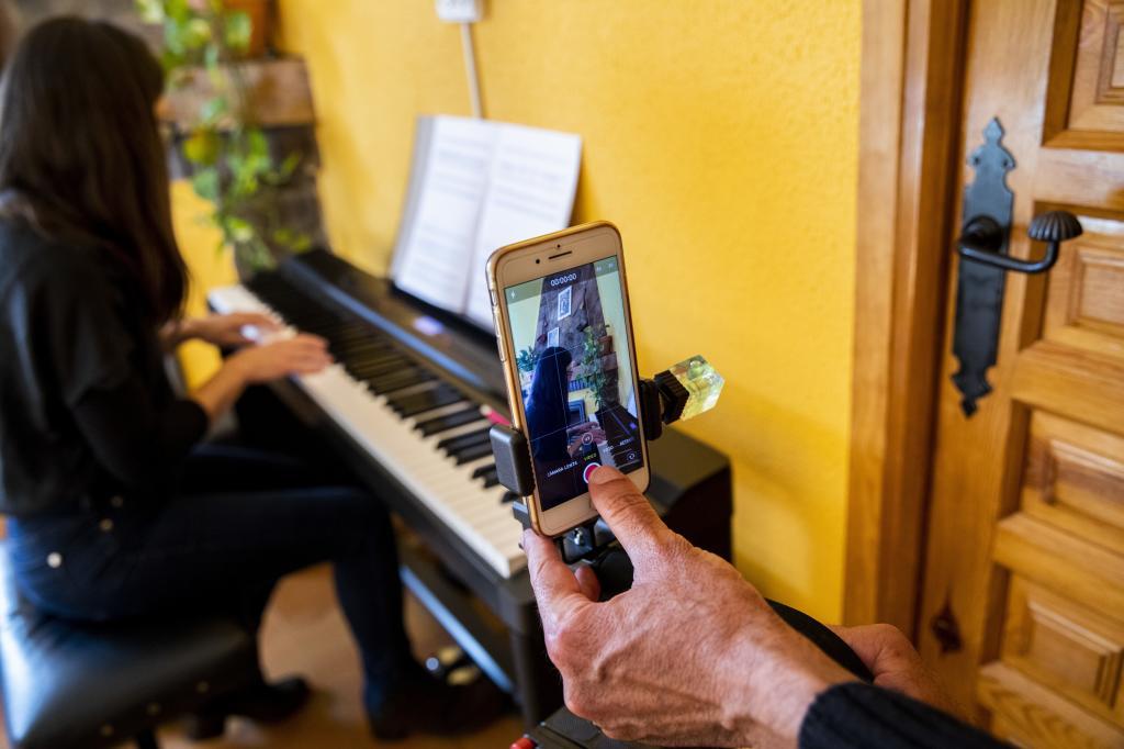 Aiana donne des cours de piano en ligne.