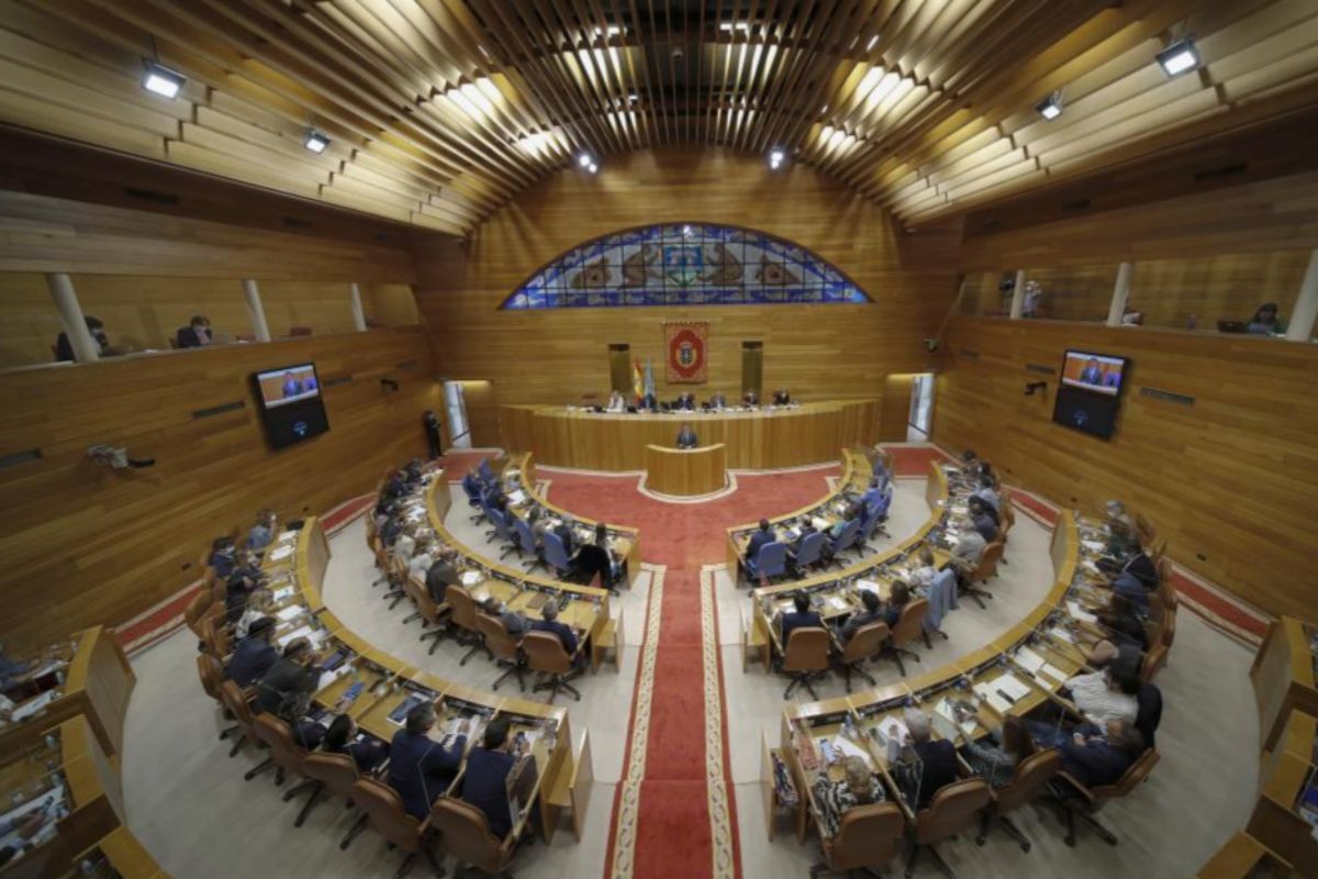 La Plénière du Parlement Galicien, lors de l'investiture de Feijóo.