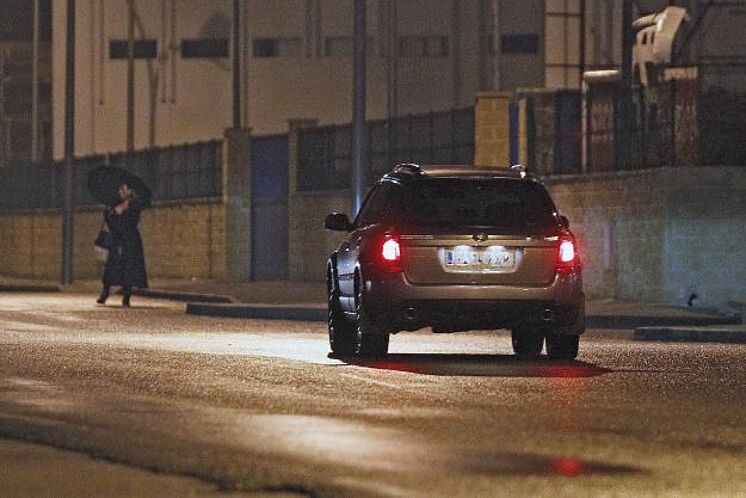 Une prostituée attend dans un pol