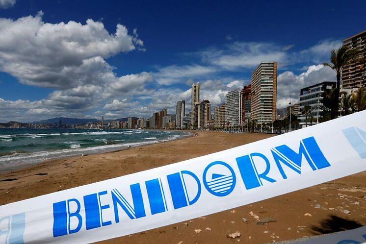 Image d'archive de la plage Levante de Benidorm, qui ...