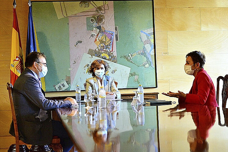 Carmen Calvo, aujourd'hui au Congrès, avec le porte-parole de Bildu, Mertxe ...