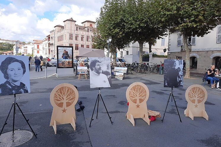 Photos d'ETA dans la rue d'une ville basque à Gudari Eguna.